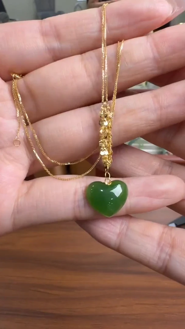 颈饰18K金镶嵌和田玉挂件