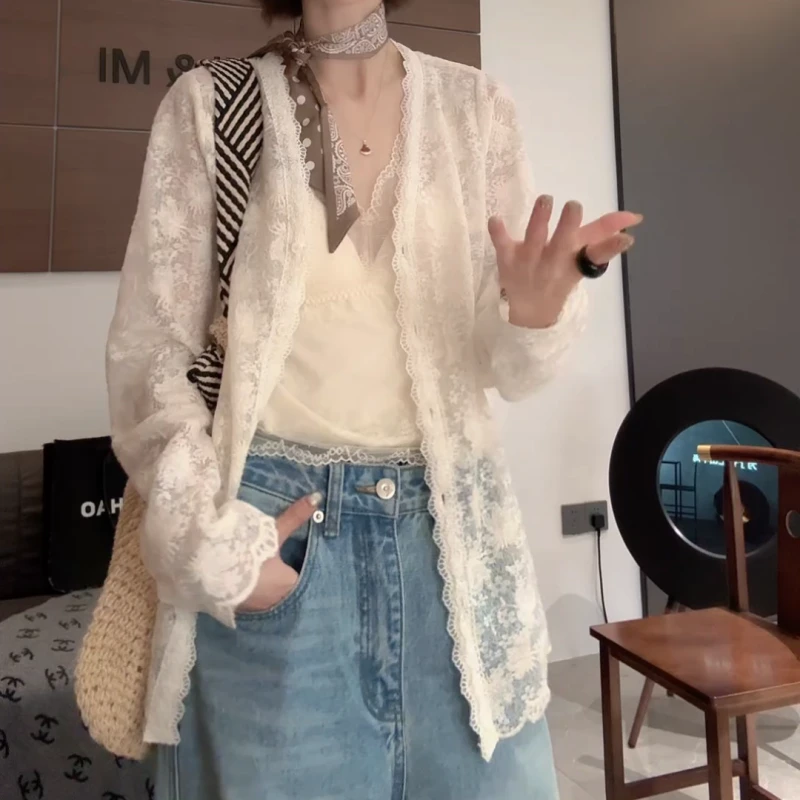 春款新款镂空宽松显瘦V领长袖蕾丝打底衫LK2501823