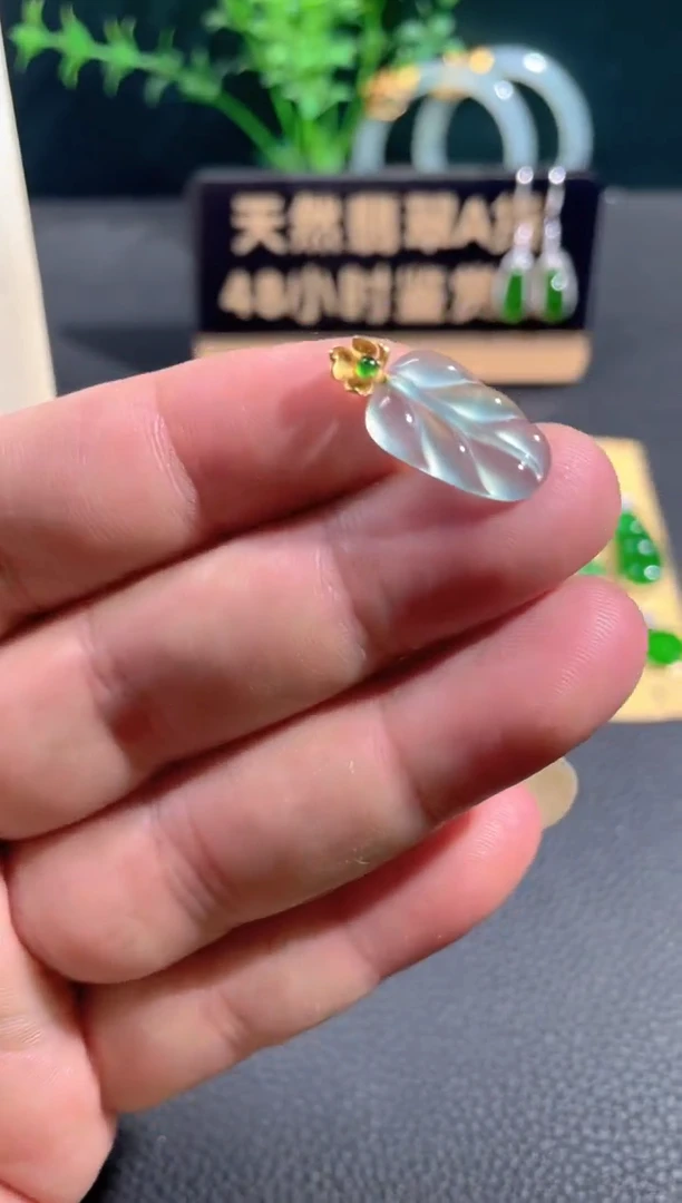 翡翠18K金镶嵌颈饰翡翠