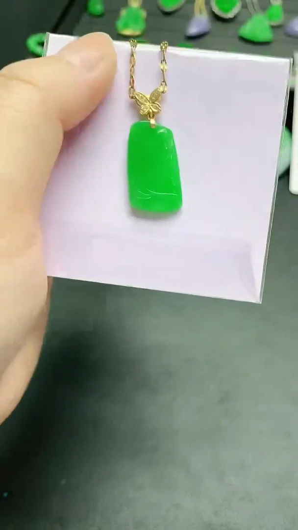 颈饰18K金镶嵌翡翠赠礼盒证书