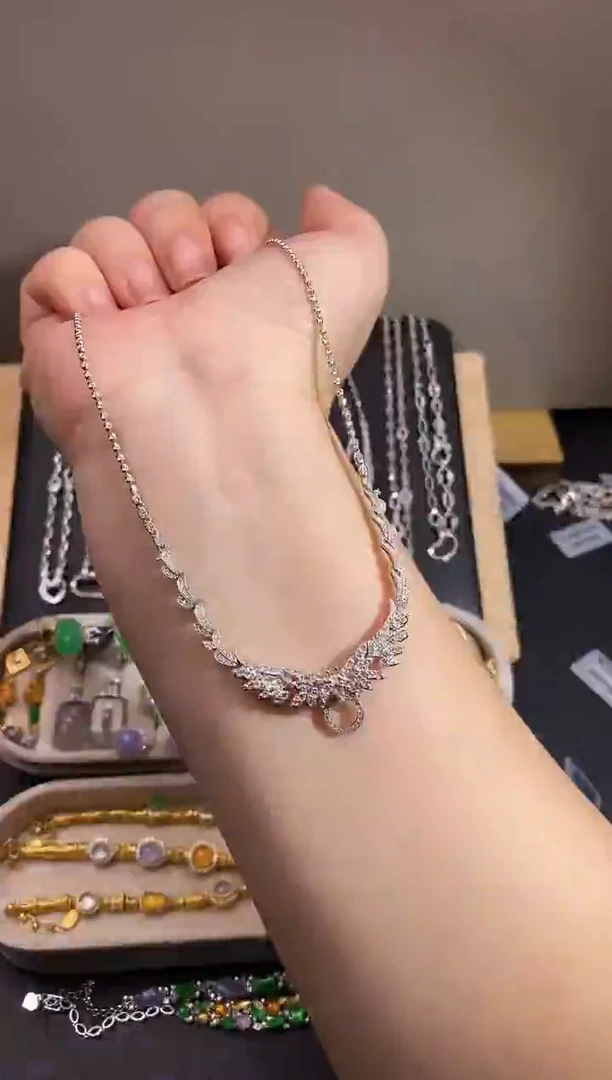 颈饰18K金镶嵌钻石项链