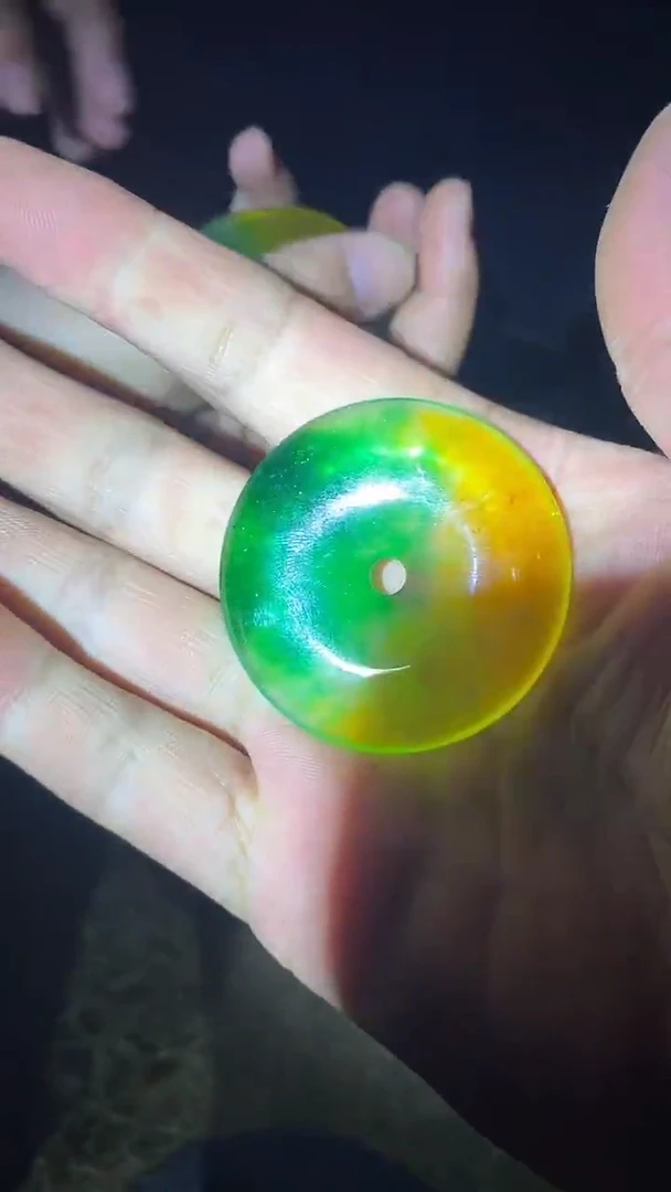 和田玉未镶嵌挂件黄飘绿平安扣