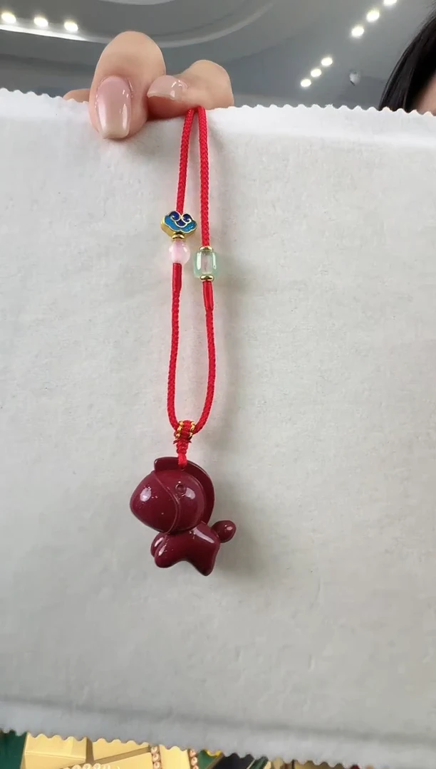 天然辰砂精致的吊坠