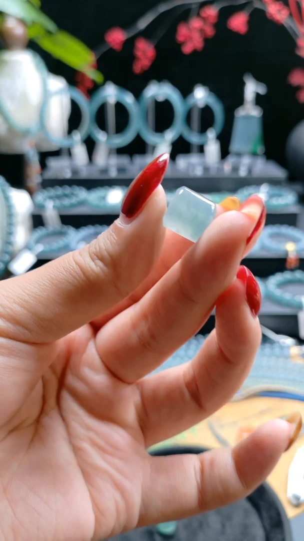 散珠翡翠12mm冰种浅蓝桶珠