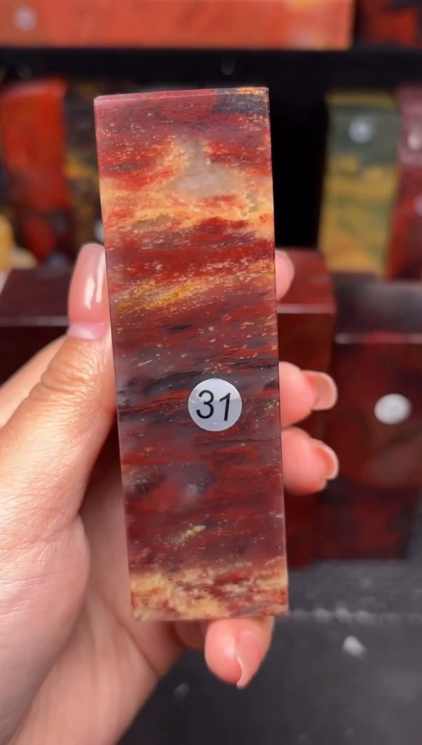 玉桂林鸡血玉摆件 编号：31