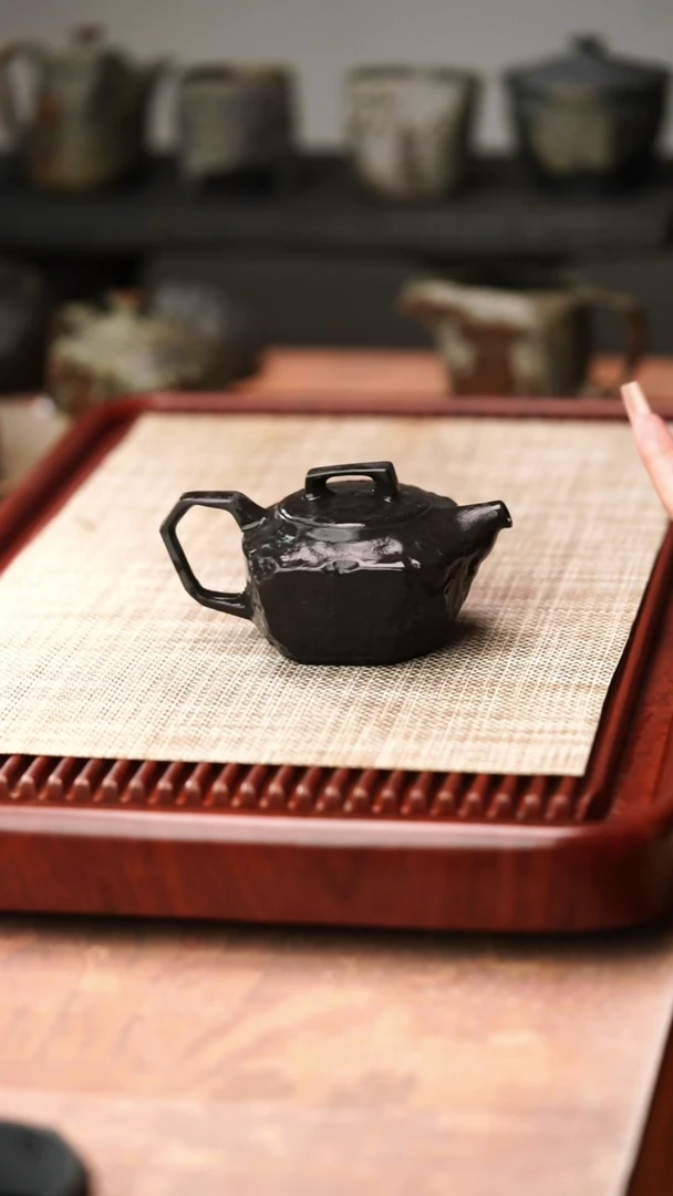 归玉堂冰碛岩重工雕刻透光几何壶200cc