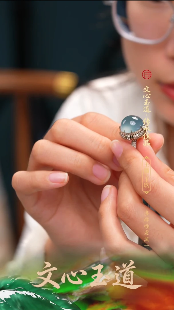 颈饰18K金镶嵌翡翠戒指