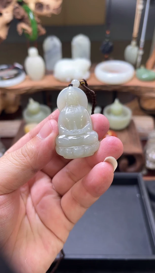 【闪购商品】和田玉吊坠未镶嵌且末青白 观音A 多样性发一