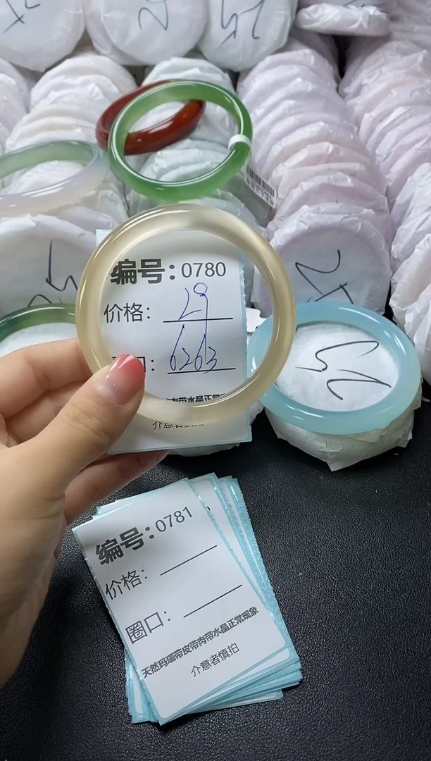 【闪购商品】石英质玉手镯未镶嵌780