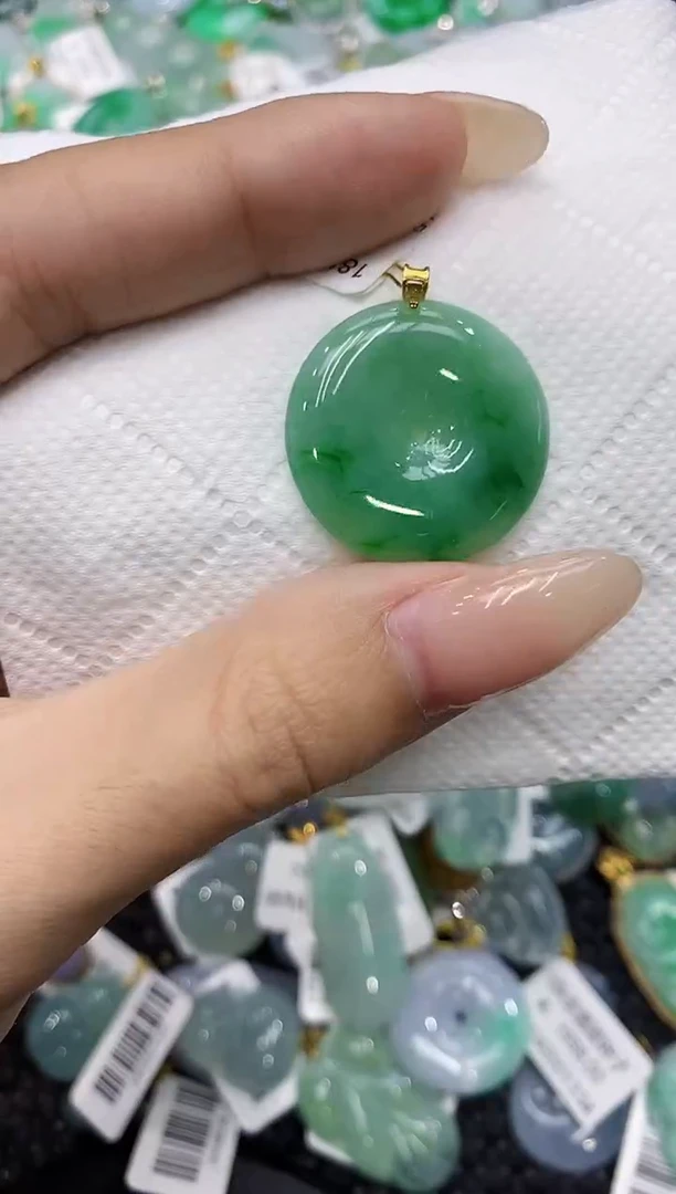 翡翠18K金镶嵌颈饰111111111111