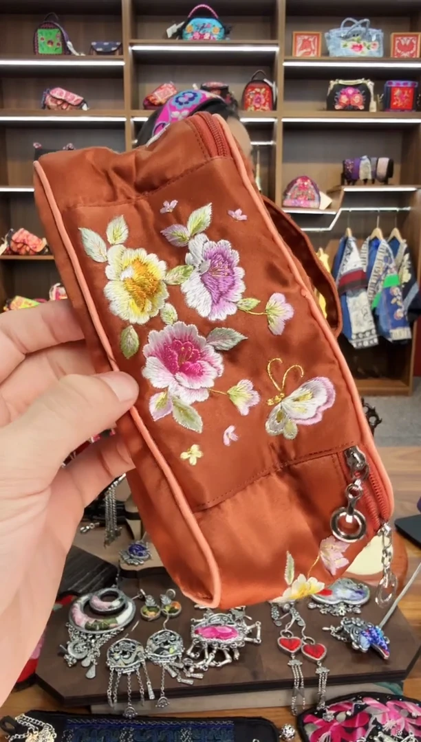 【闪购商品】织绣A38蒙阿苏苗绣传承