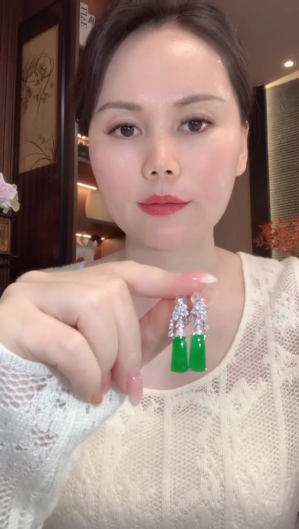 18K金镶嵌翡翠耳饰妮*?D30