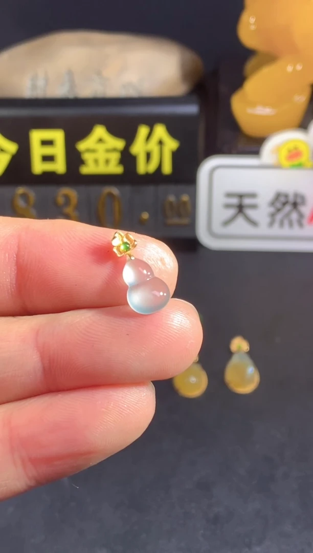 颈饰18K金镶嵌翡翠