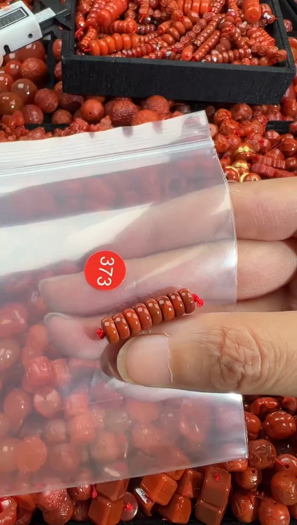 南红玛瑙未镶嵌颈饰1