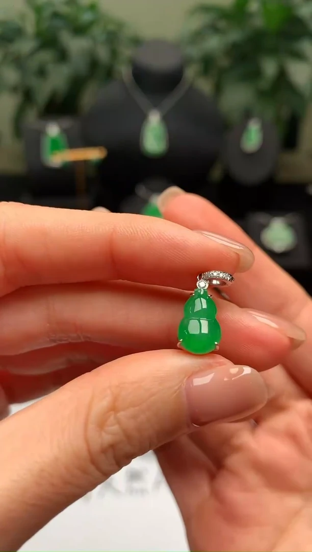 颈饰18K金镶嵌翡翠葫芦