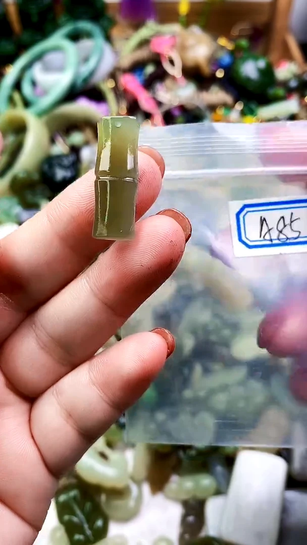 和田玉未镶嵌颈饰吊坠