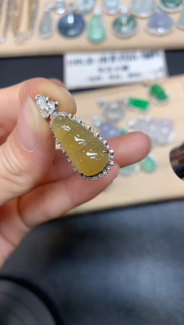 【闪购商品】翡翠颈饰18K金镶嵌福豆【无服务费