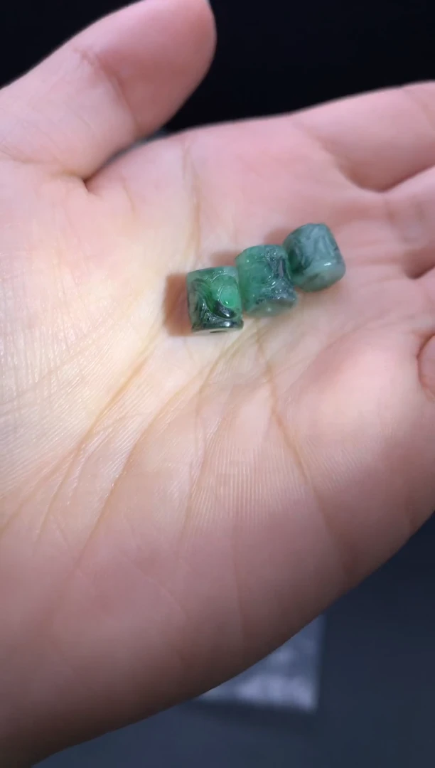 未镶嵌挂件翡翠2卡8.2x7.3