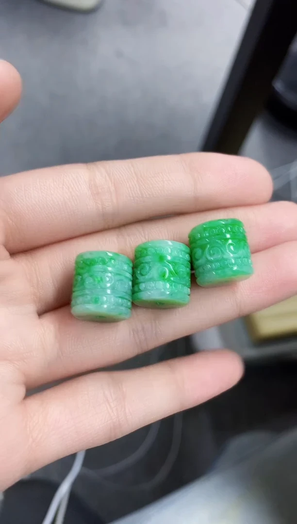 颈饰未镶嵌翡翠清****?翡翠吊坠