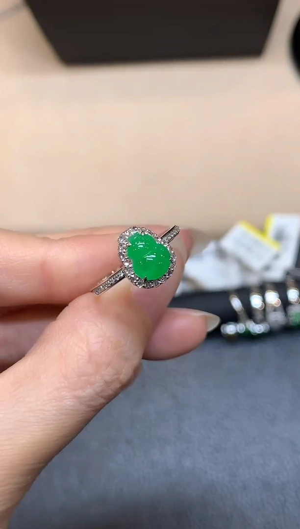 18K金镶嵌戒指翡翠葫芦【无服务费