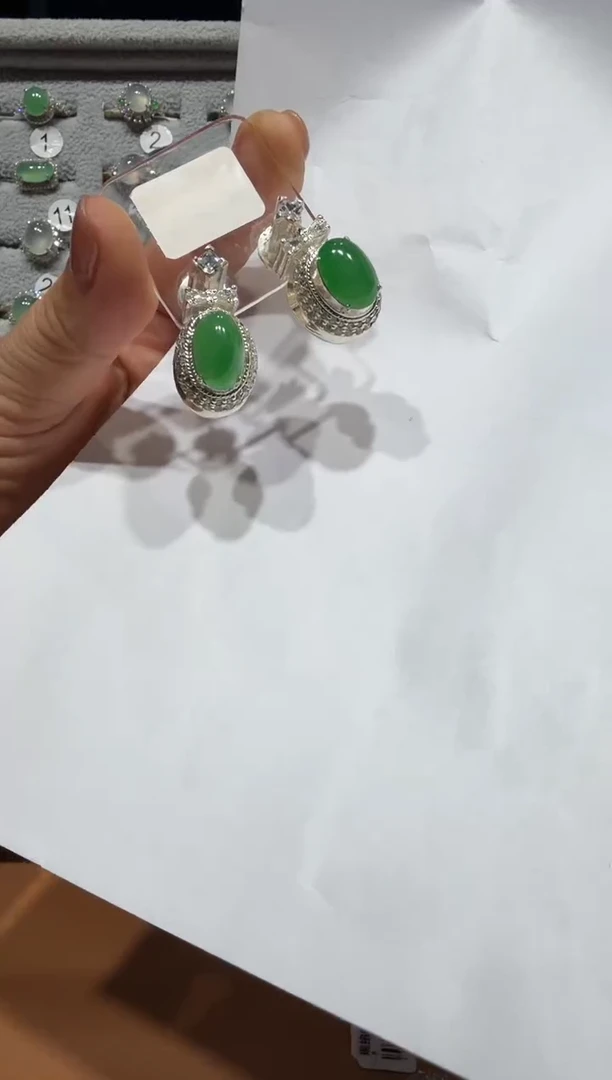 未镶嵌翡翠耳饰樱*?缅甸A货翡翠