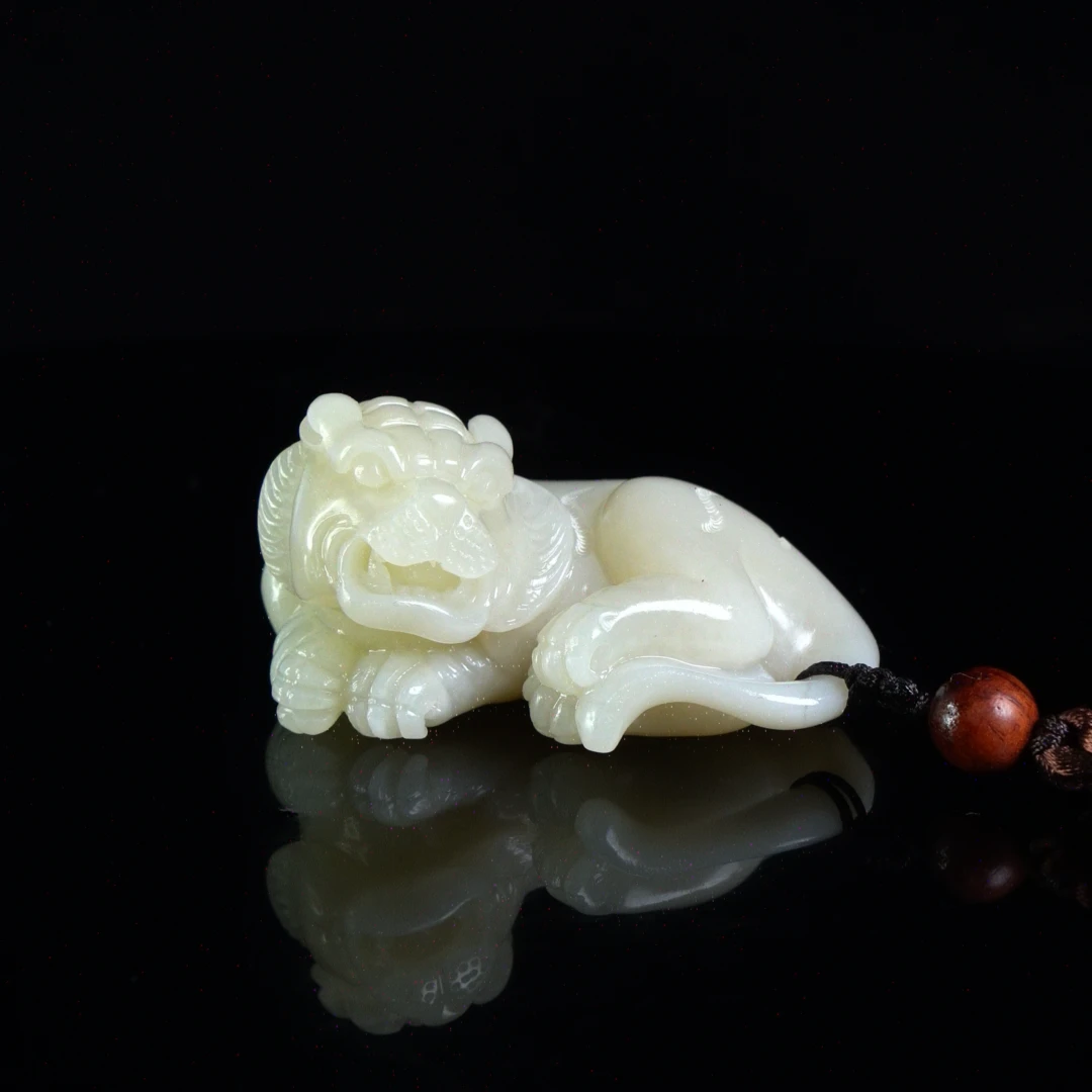 Lot.10.结晶善伯洞虎虎生威手把件96.8克6.3x4.8x3.2cm