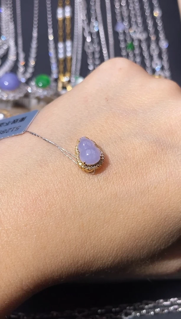 颈饰18K金镶嵌翡翠吊坠