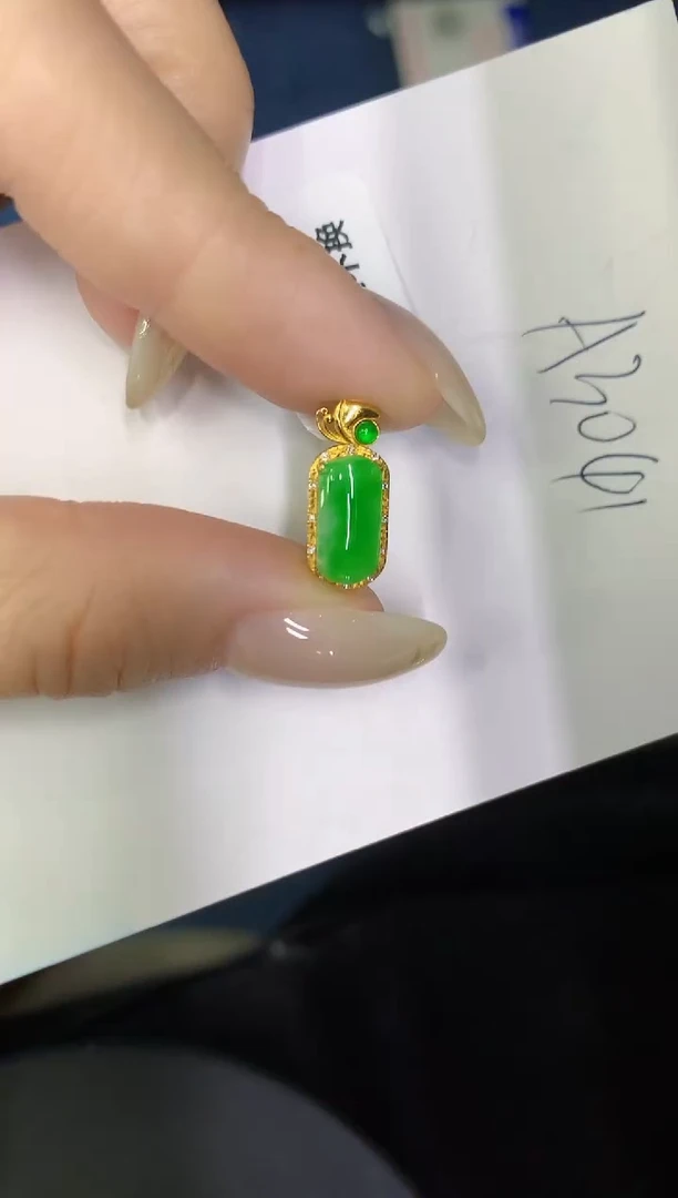 翡翠18K金镶嵌颈饰缅甸天然翡翠A货