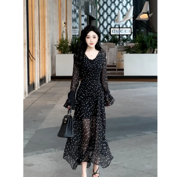 赫本风高级感黑色波点收腰荷叶边V领波浪大摆雪纺连衣裙