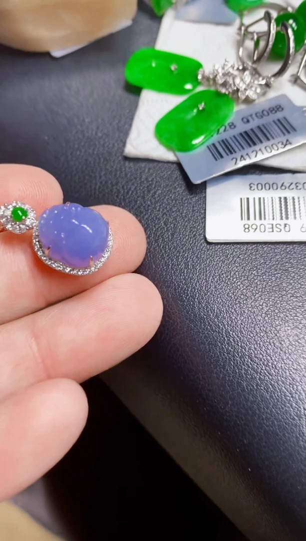 颈饰18K金镶嵌翡翠貔貅