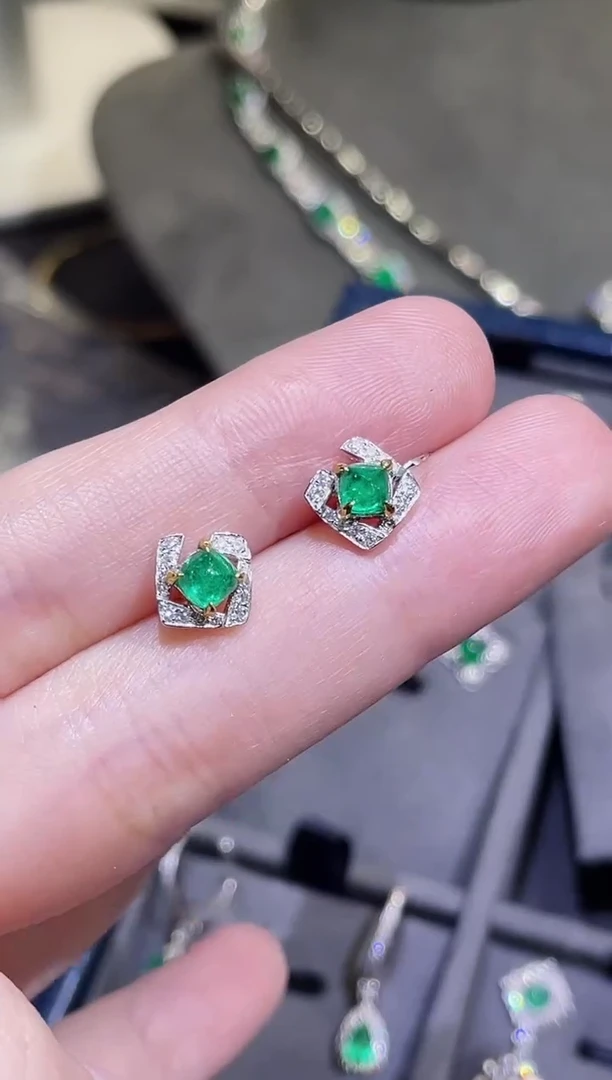 【闪购商品】祖母绿耳饰18K金镶嵌0.61ct