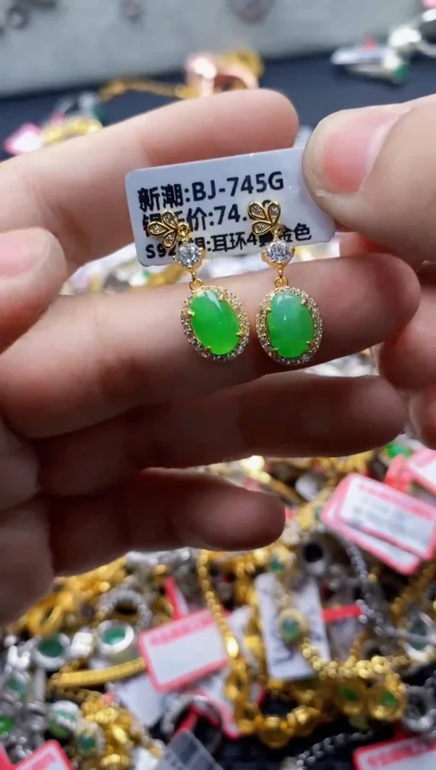 翡翠戒指银S925镶嵌1800000    0