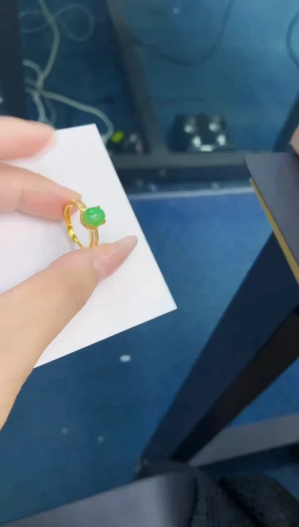 翡翠未镶嵌颈饰1