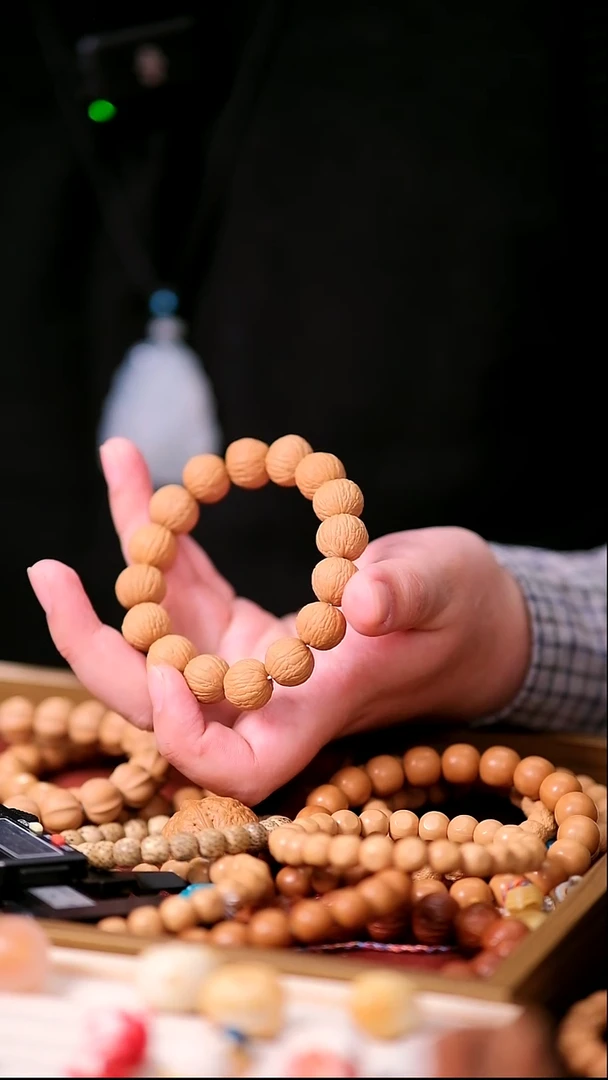 吊坠猴头核桃凤羽