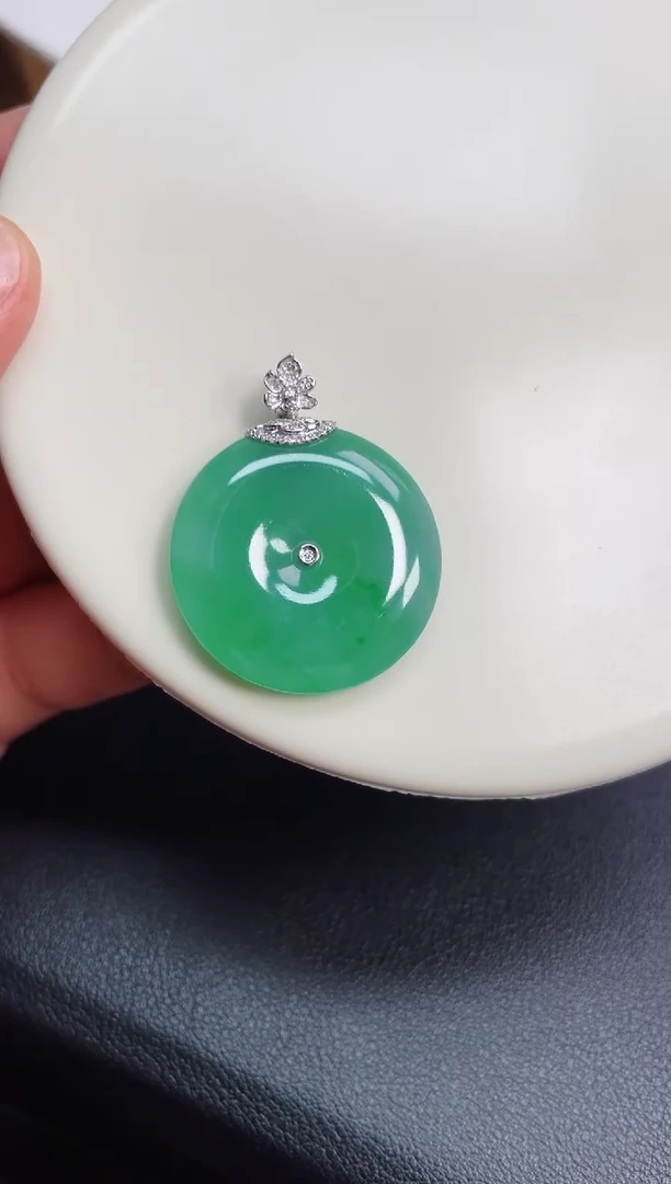 颈饰18K金镶嵌翡翠【19】35.8   28.7   5.7mm