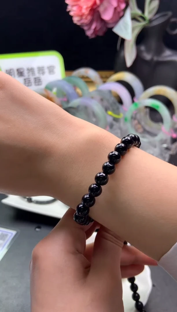 未镶嵌挂件翡翠。*珠串