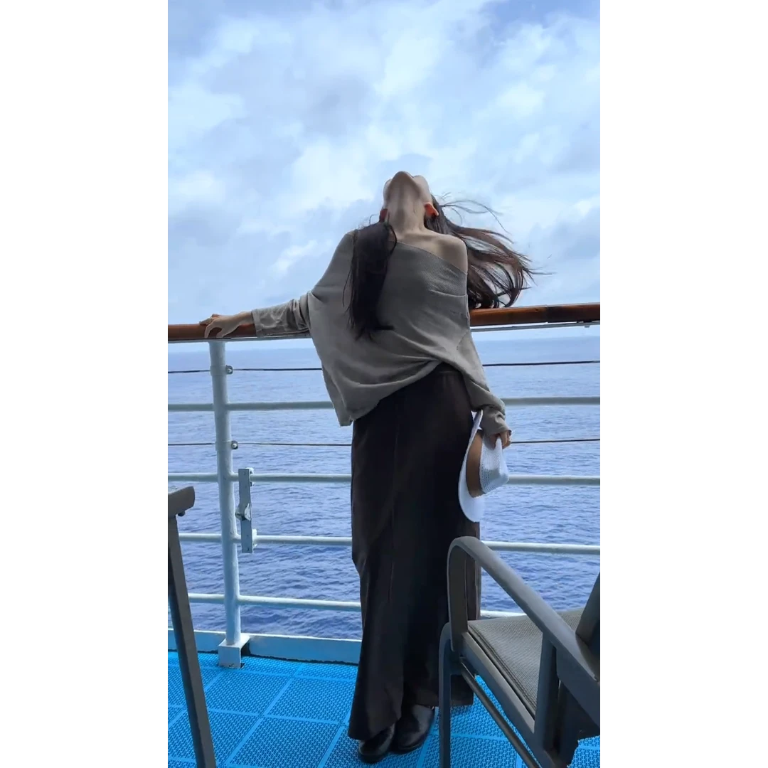 MARIE.COCO极简复古风时尚套装辣妹风针织斜肩上衣搭配开叉半身裙