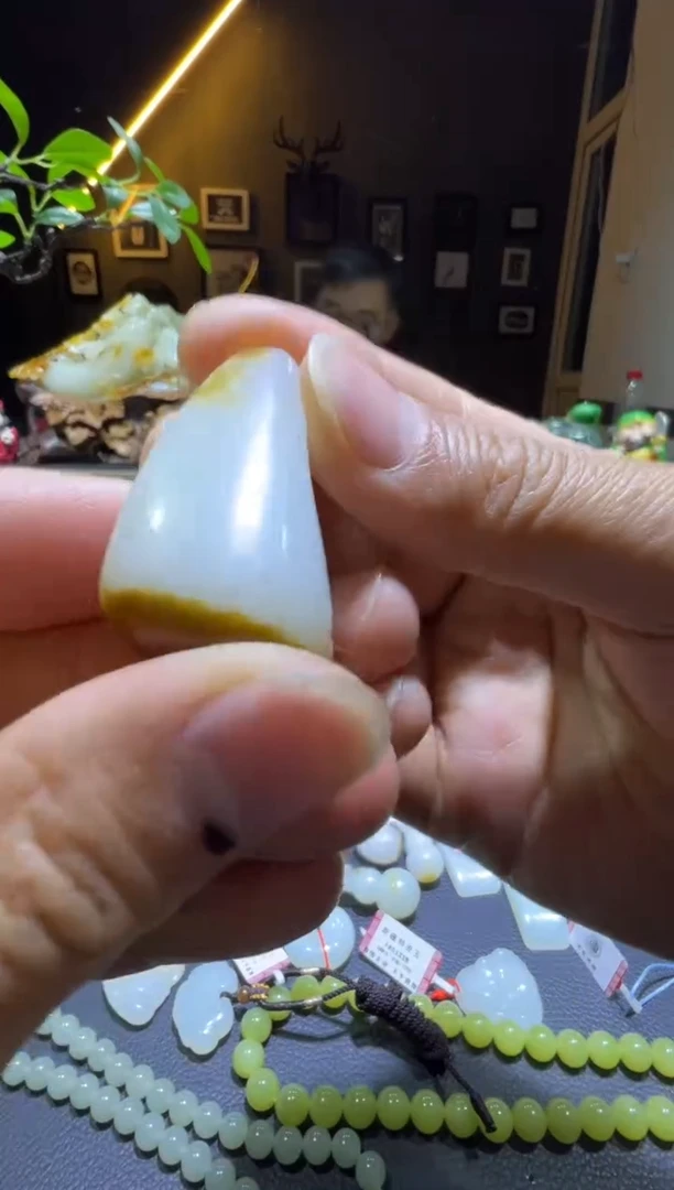 吊坠(赠链)未镶嵌和田玉金山糖白吊坠（产地直发）