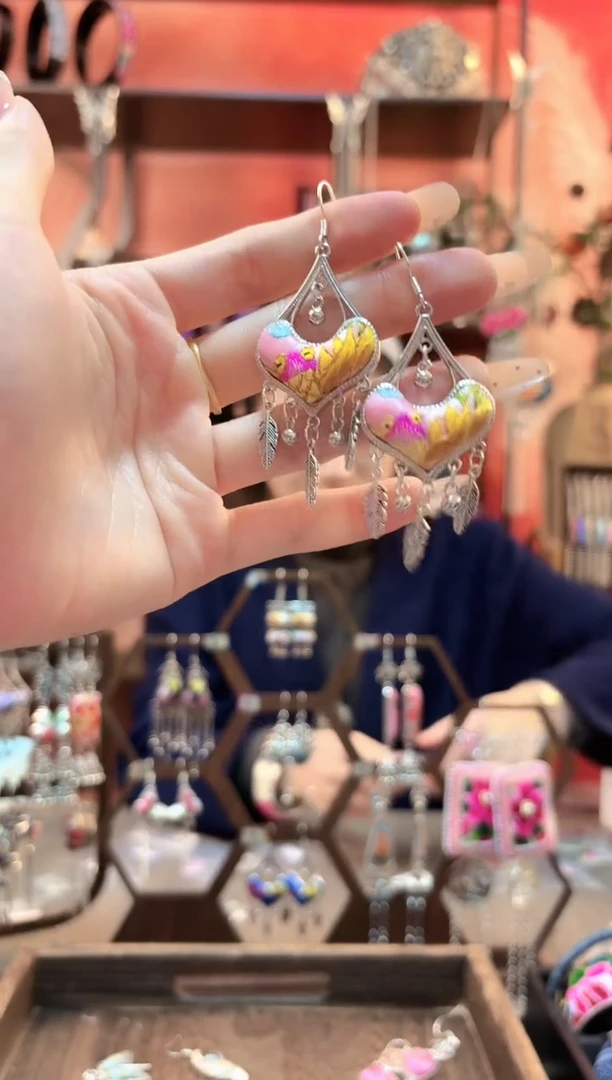 织绣云织谣民族风精美饰品 400