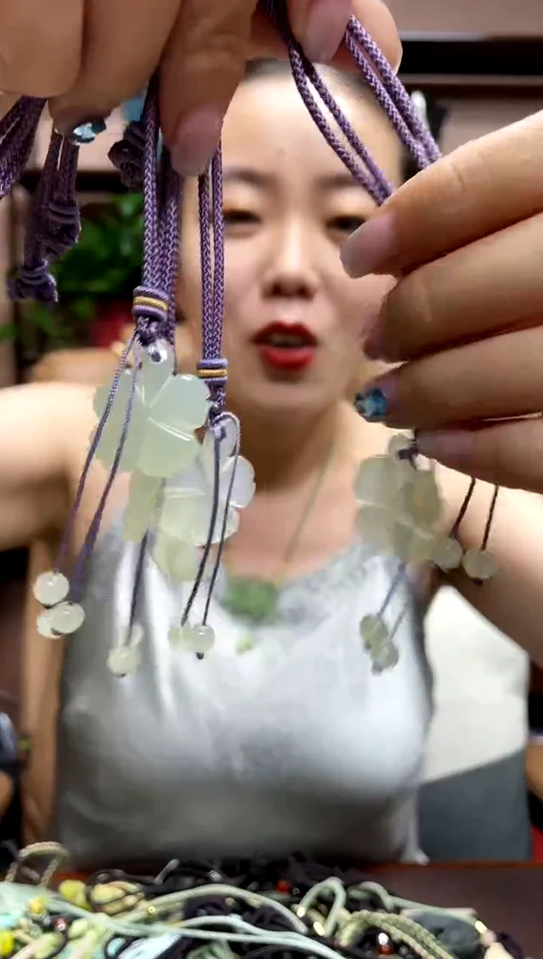 岫玉未镶嵌颈饰多样性发货发其中之一