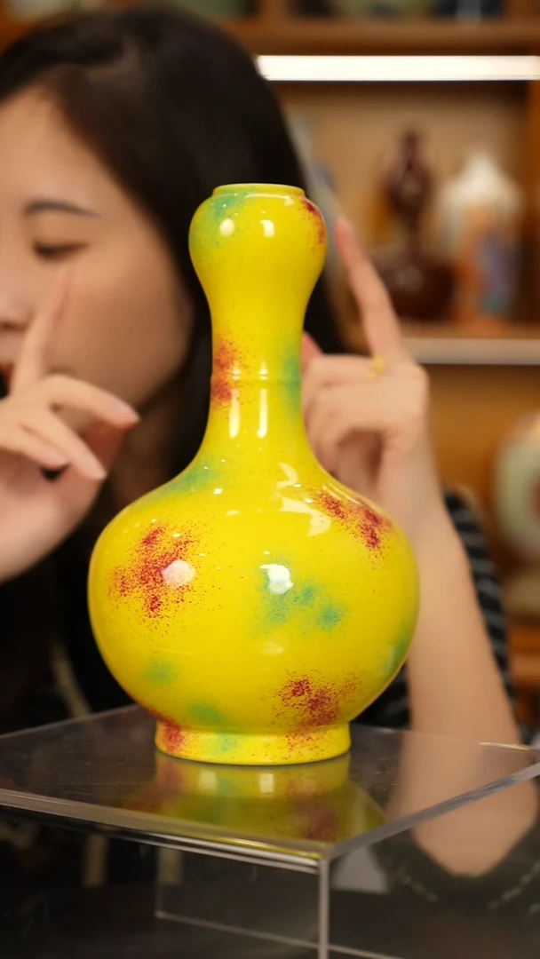 仿清瓷桃花洞釉蒜头瓶一只
