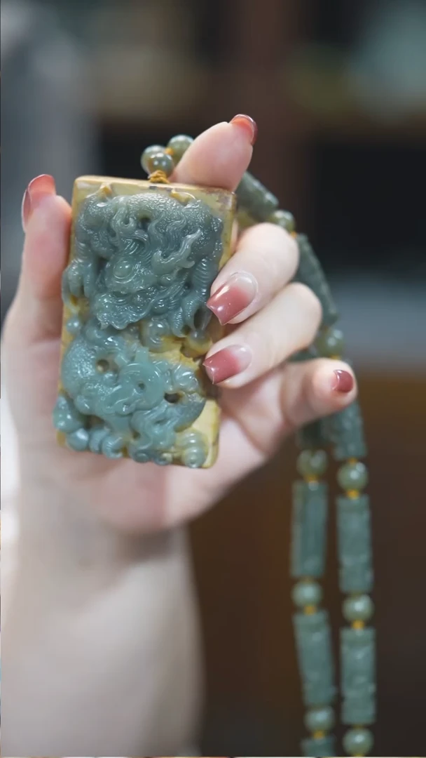 颈饰未镶嵌岫岩河磨玉（透闪石质玉）龙