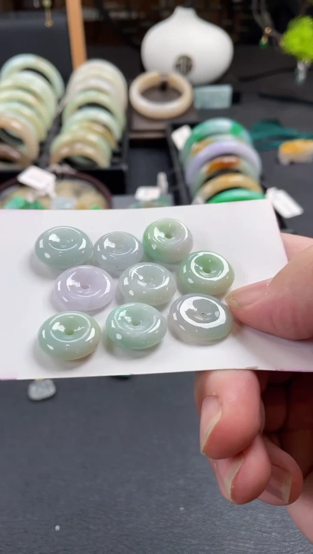 【闪购商品】翡翠颈饰未镶嵌有纹裂