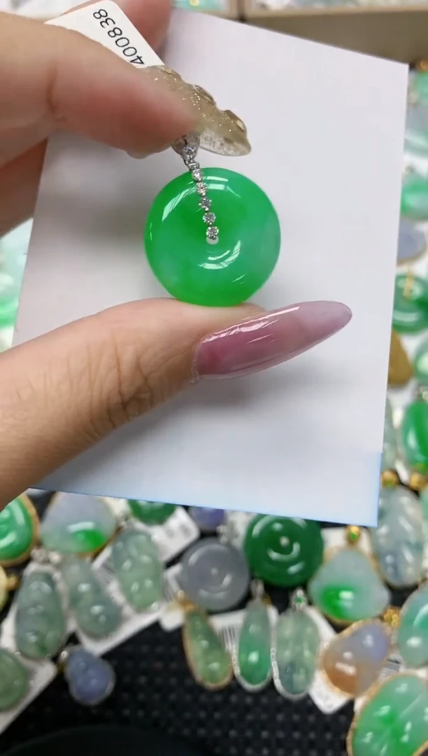 翡翠18K金镶嵌颈饰111111111