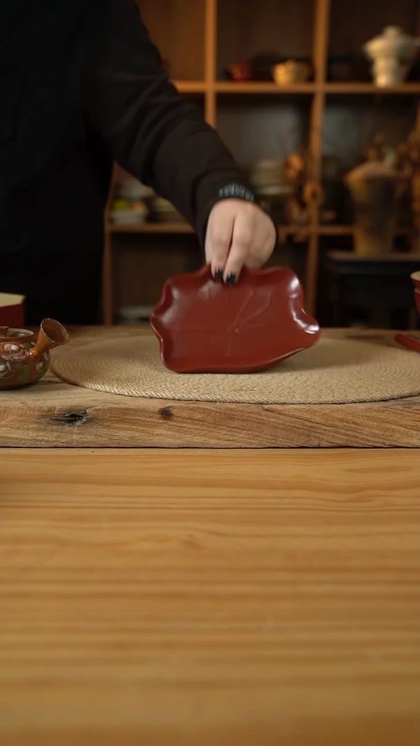 复古红系列的荷叶卷边碟子1个