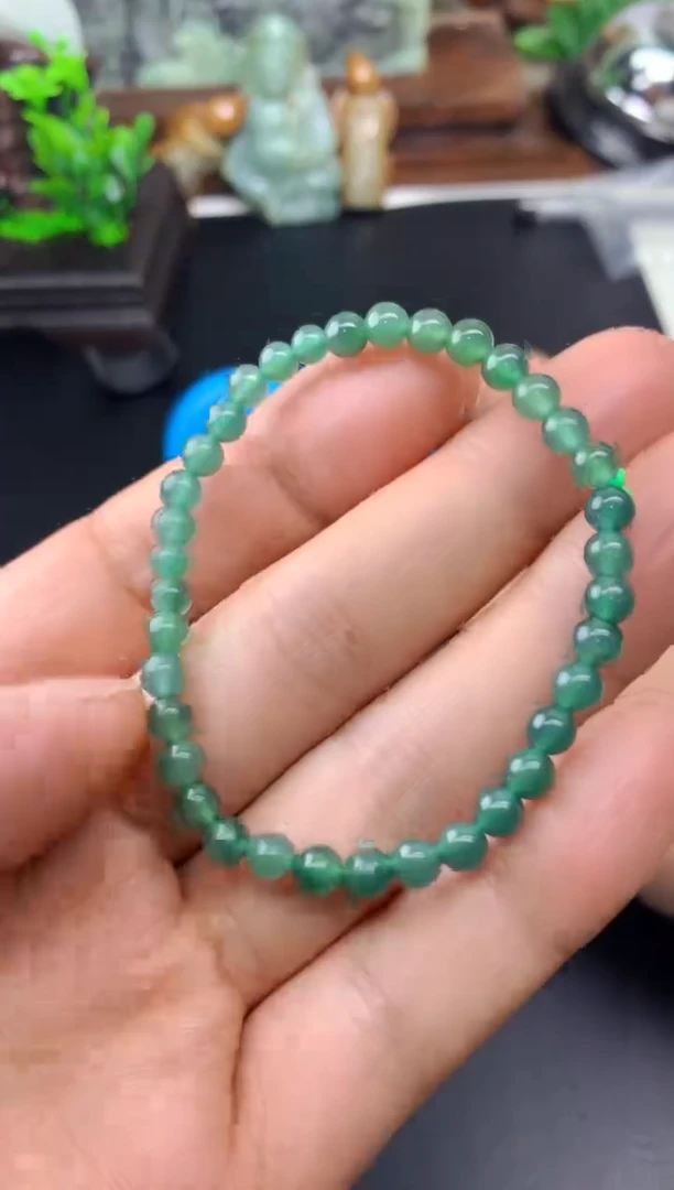 颈饰未镶嵌翡翠枫**红手串