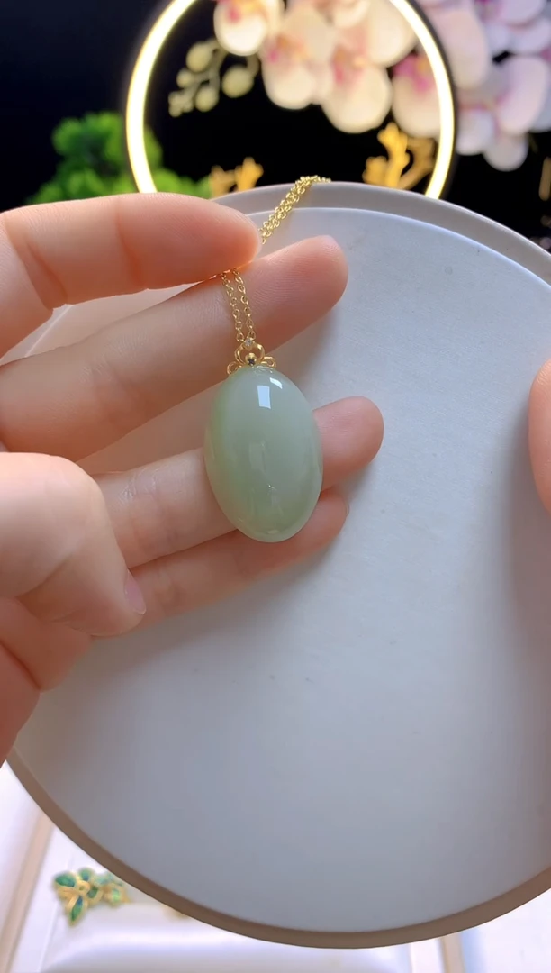 和田玉18K金镶嵌吊坠(赠链)鸽子蛋