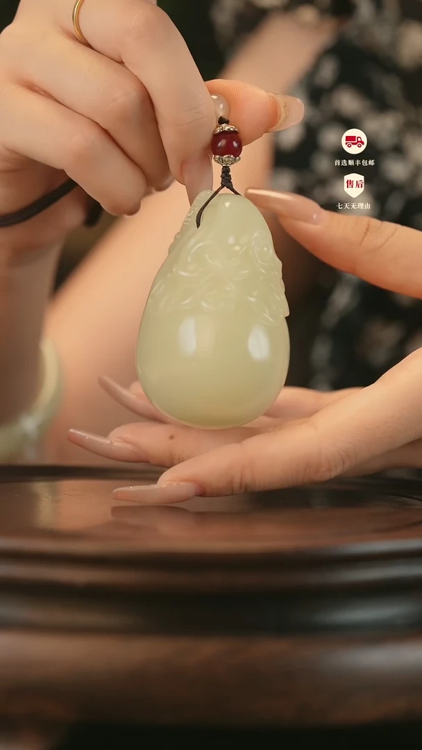 云南石竹叶青雕刻：富得流油手把件挂件