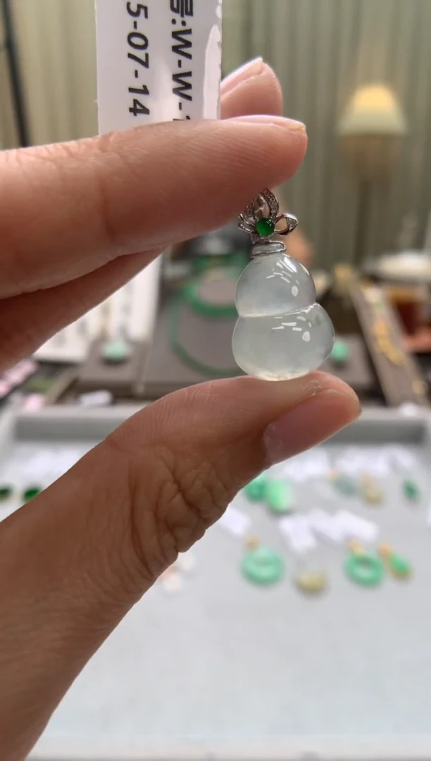 翡翠18K金镶嵌颈饰葫芦