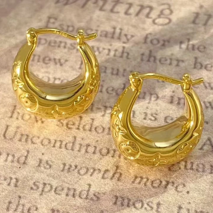 裕璨 18K金进口经典老花月牙耳包 多样性发其一